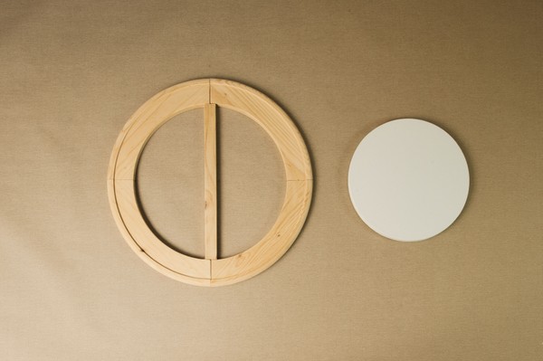 stretchers bar in the shape of a circle and stretched canvas